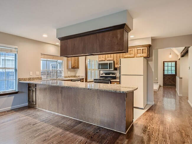 Foto del edificio - Evolve Real Estate: Ranch Style 3 Bedroom Home Available Immediately. Finished Basement and Lush ...