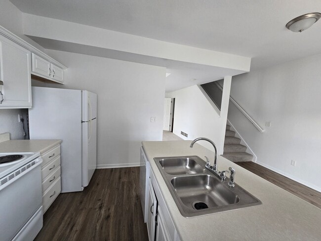 Building Photo - 3 bedroom duplex