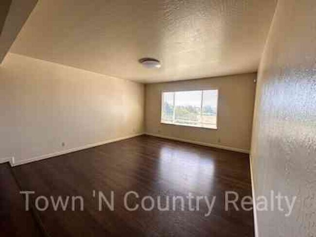 Building Photo - 3 Bedroom 2 Bath Home in Salinas!