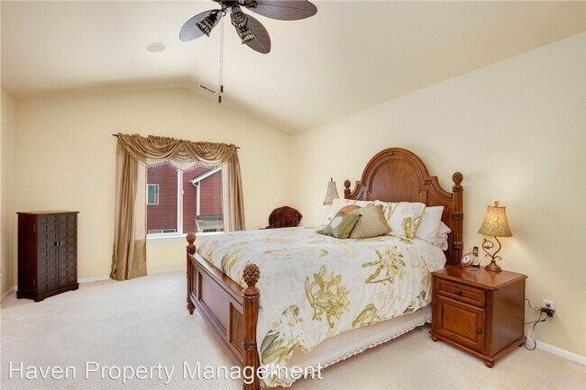 Building Photo - 3 br, 2.5 bath House - 6072 Park St E
