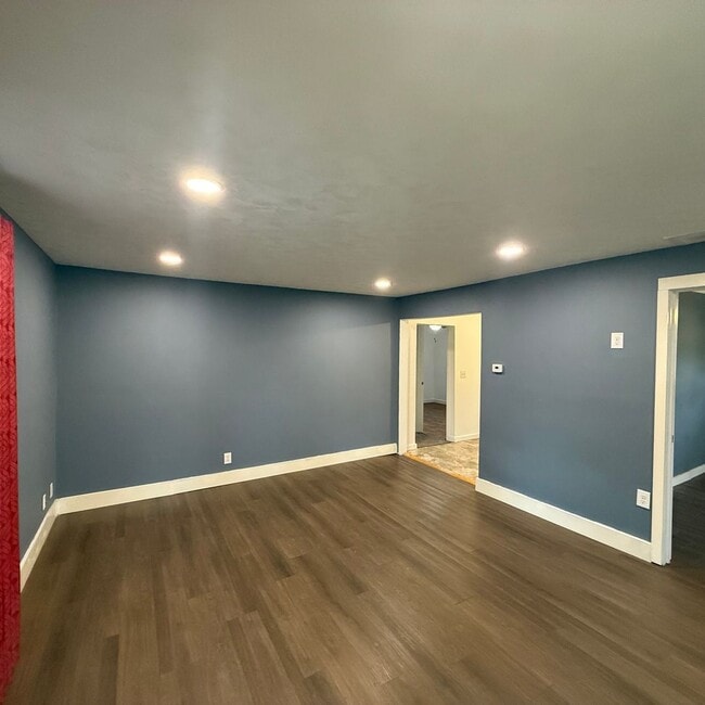 Foto del edificio - 3 bedroom 1 bath Bungalow with Large fenced in back yard available now.