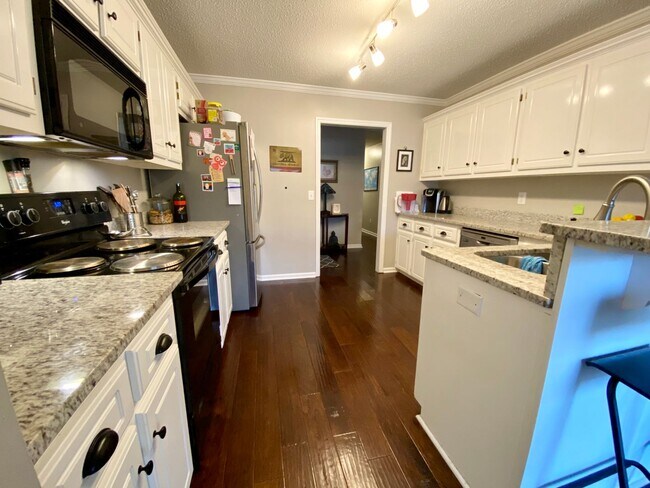 Building Photo - 3 bedroom PLUS a large Bonus room in Marti...