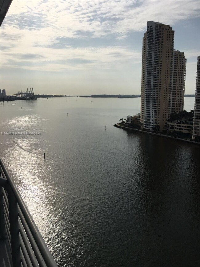Foto del edificio - 325 S Biscayne Blvd