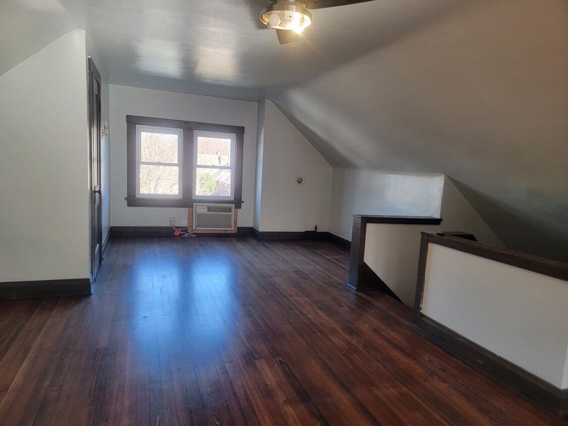Primary Photo - 701 1/2 E Columbus St