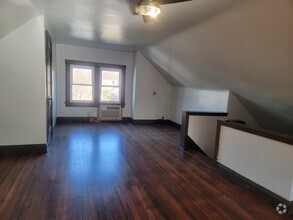 Building Photo - 701 1/2 E Columbus St
