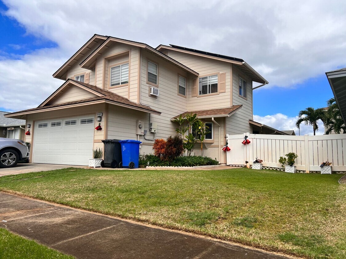 Foto principal - 4 Bedroom, 3 bath house in Ewa Beach