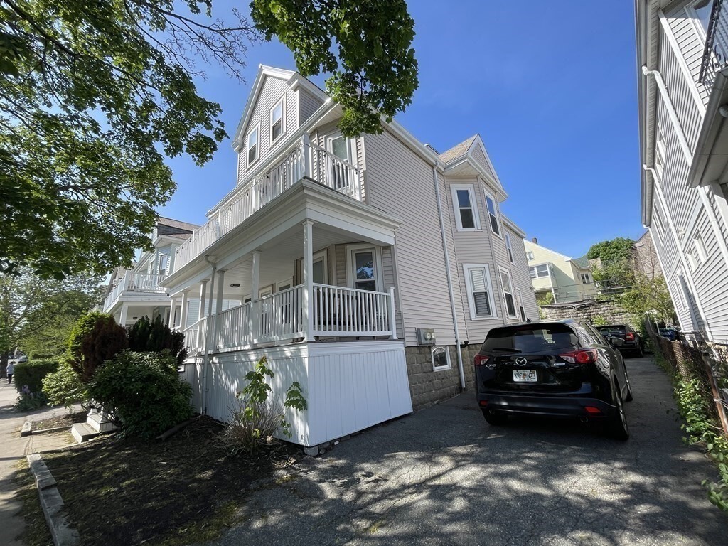 Primary Photo - 1049 Broadway