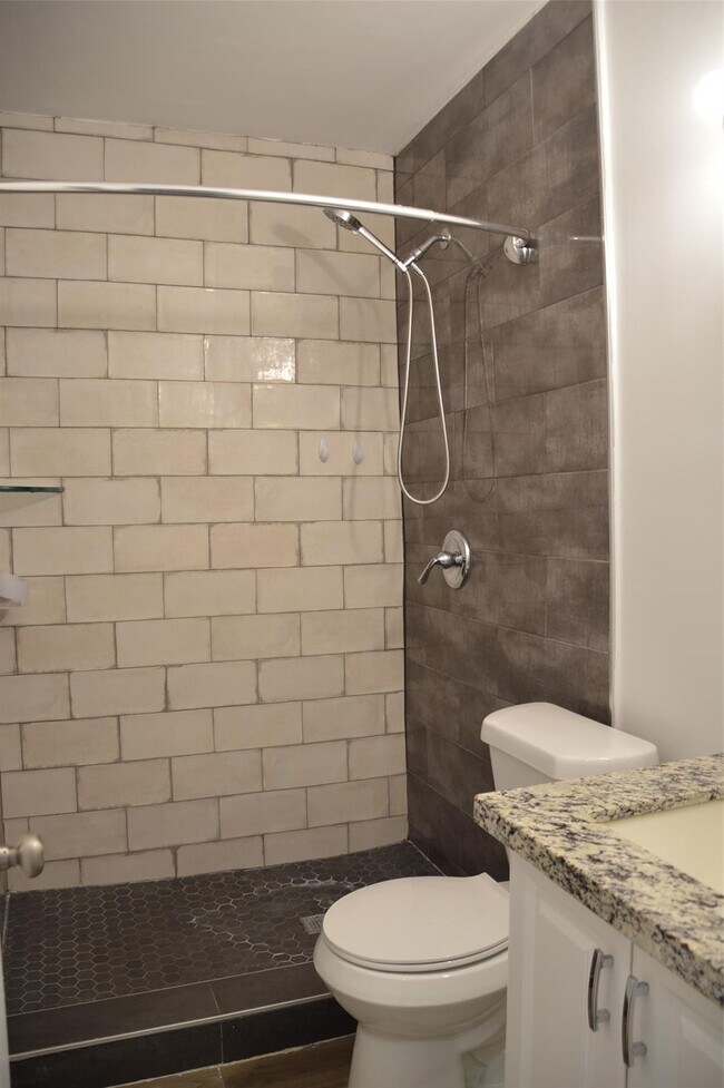 Foto del edificio - 823 NE 14th Ct