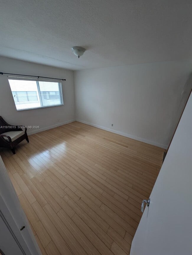 Foto del edificio - 10101 W Bay Harbor Dr