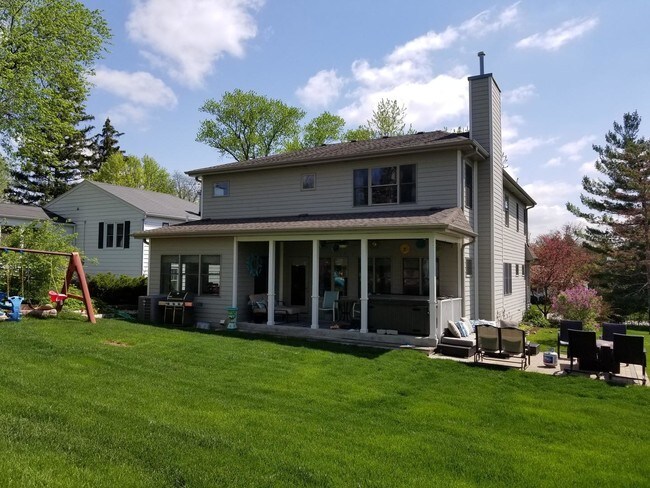 Building Photo - 4 bedroom in Downers Grove IL 60516