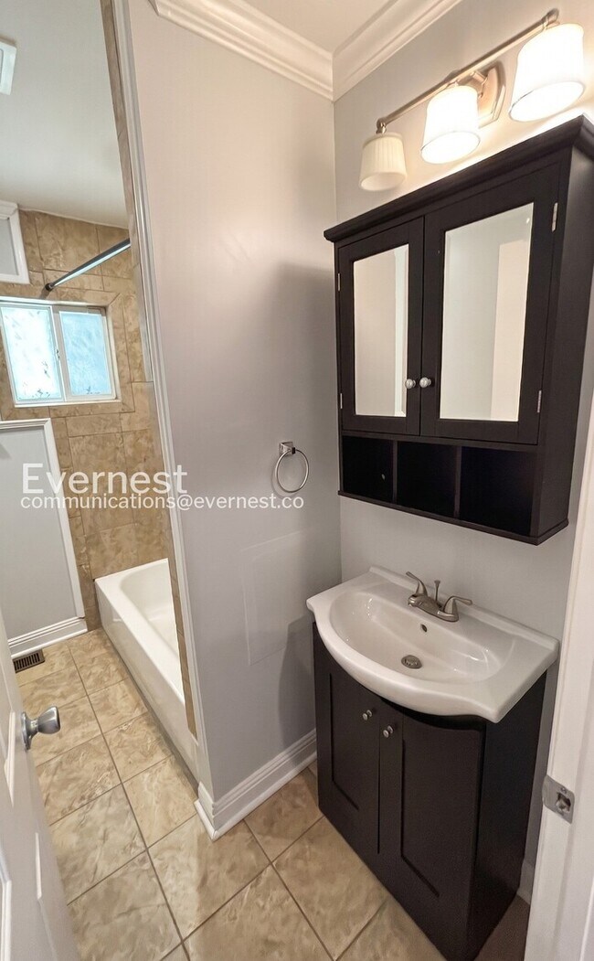 Building Photo - 2 Bed/1 Bath Home with Garage / Available Soon!
