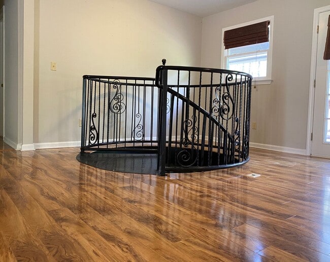 Foto del edificio - 3 bed/2 bath Beautiful 1-Level Home + Finished Basement! in PRIME BROOKHAVEN LOCATION!