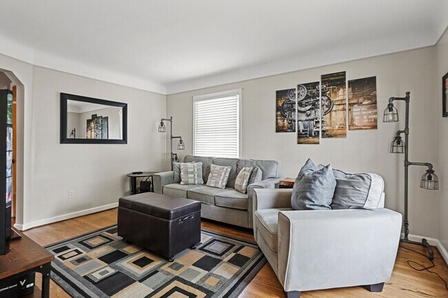 Foto del edificio - Charming 3-Bedroom Home with Finished Basement in Royal Oak