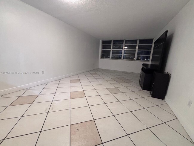 Foto del edificio - 1351 NE Miami Gardens Dr