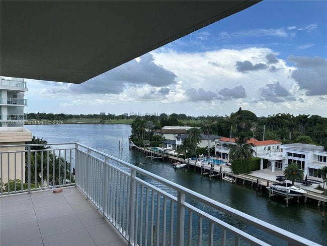 Building Photo - 9500 W Bay Harbor Dr