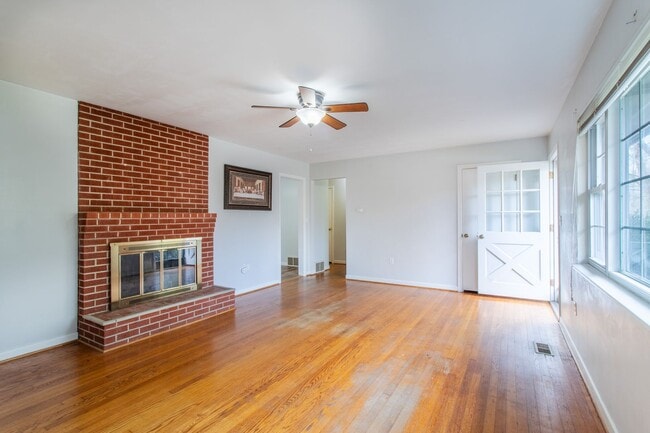 Building Photo - Convenient to Downtown Brevard