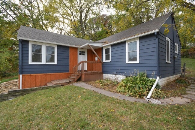 Building Photo - Fantastic Uptown home with amazing details throughout!