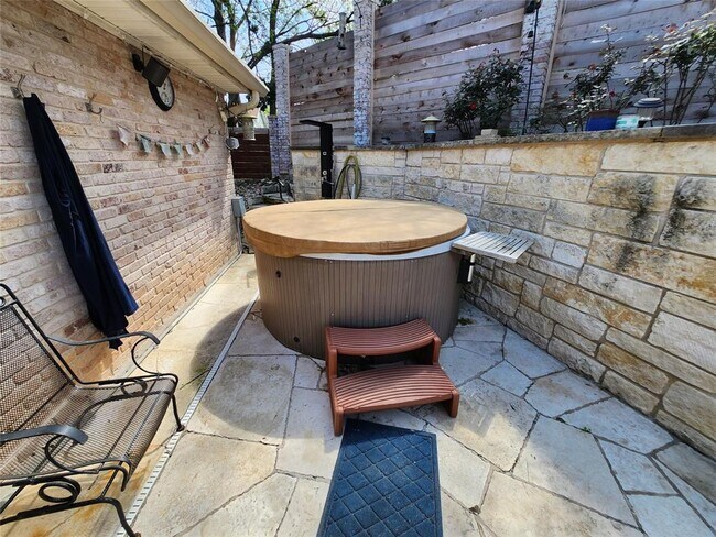 Foto del edificio - 9309 Knoll Crest Loop