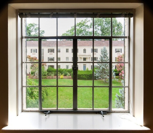 Building Photo - 1BR Apartment in Beautiful Historic Building