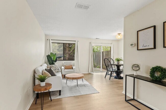 Foto del edificio - 968 Greenwood Trail W Dr
