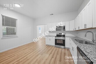 Building Photo - 728 S Elm St