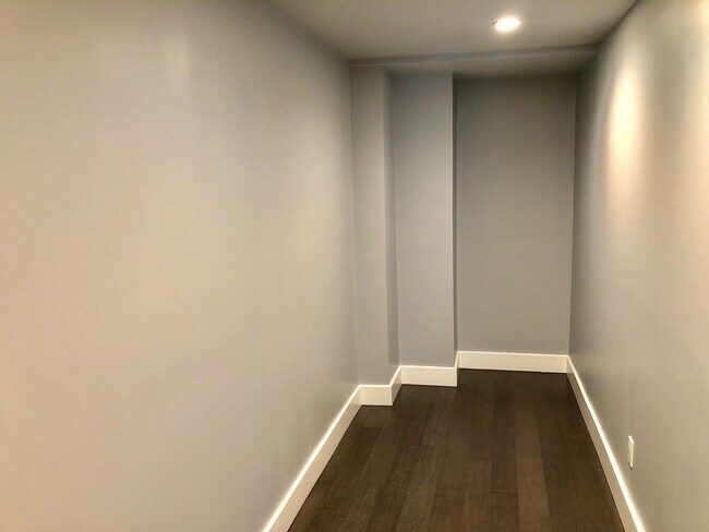 Foto del edificio - 1466 Revere Ave