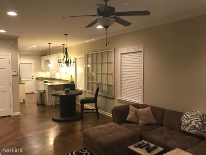 Primary Photo - 2019 Hackberry Ln