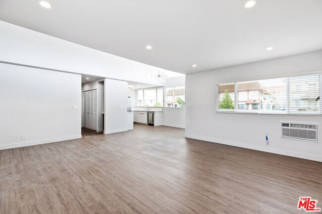 Building Photo - 1117 S Bronson Ave