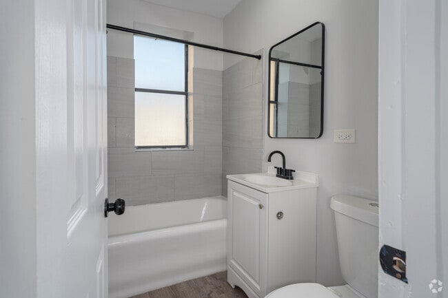 1BR, 1BA - 650SF - Bathroom - South Shore Apartments