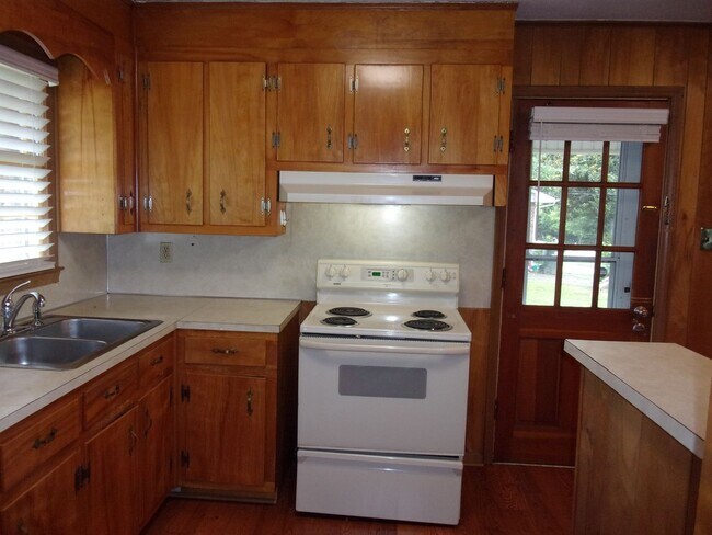Foto del edificio - 3 Bedroom Brick Ranch Home on Large Lot