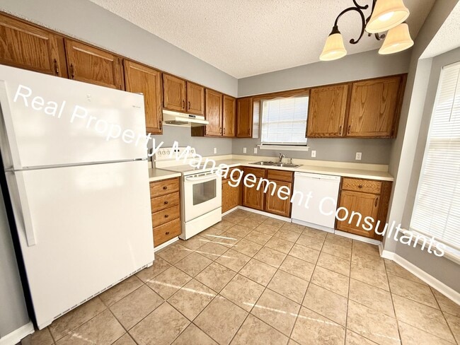 Building Photo - Lee's Summit 2 Bedroom Duplex