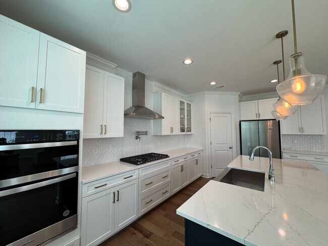 Foto del edificio - 6 Bedroom | 4 Bathroom New Construction Ga...