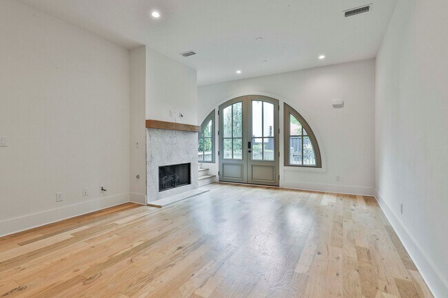 Building Photo - 3bd Trilith Townhome with 2 Car Garage