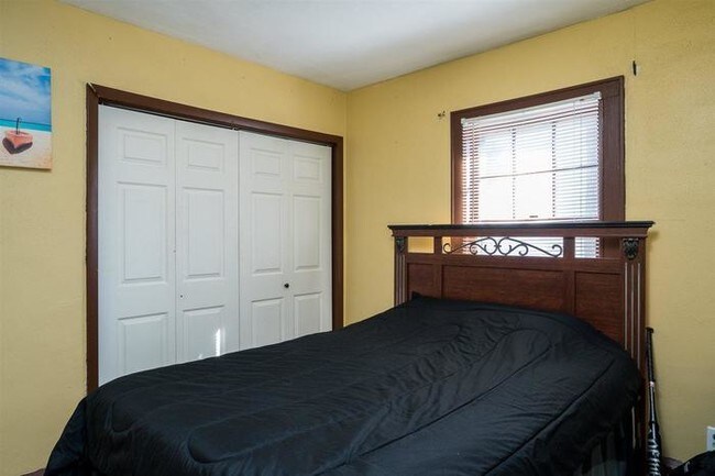 Building Photo - 2 Bedroom Lower Great Location