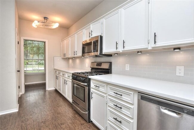 Building Photo - 2314 Falcon Dr