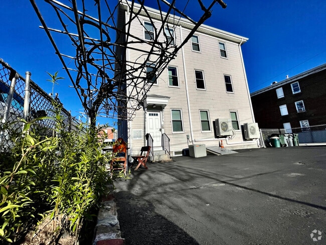 Building Photo - 18 Messenger St