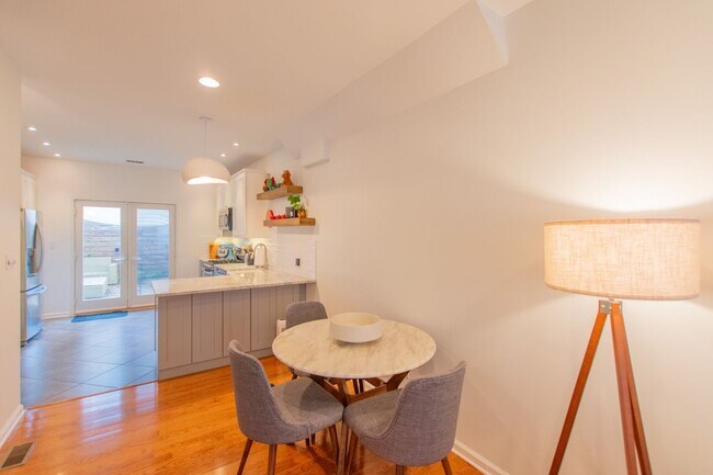 Foto del edificio - Beautiful & Stylish Graduate Hospital Neighborhood Home