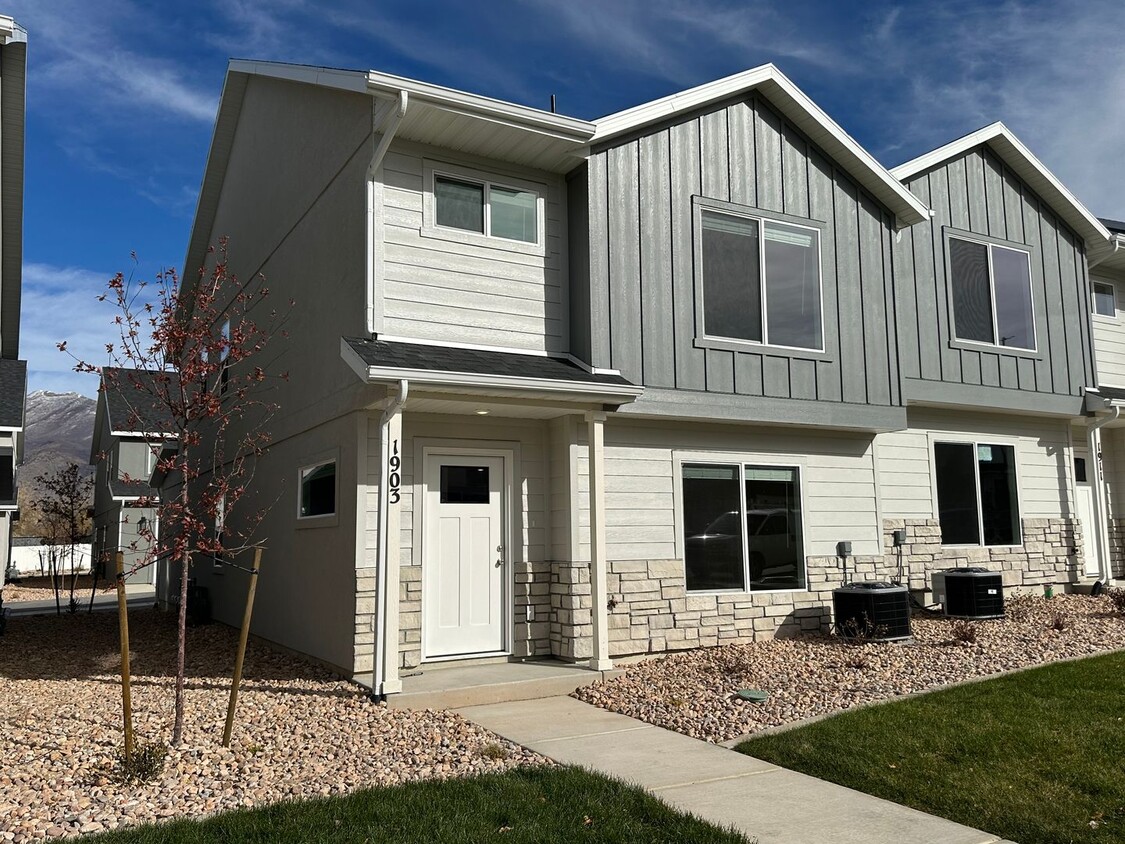 Foto principal - New - 3 Bed 2.5 Bath - Never Lived In End ...