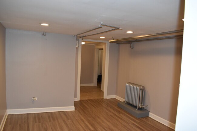 Foto del edificio - 4526 N Menard Ave