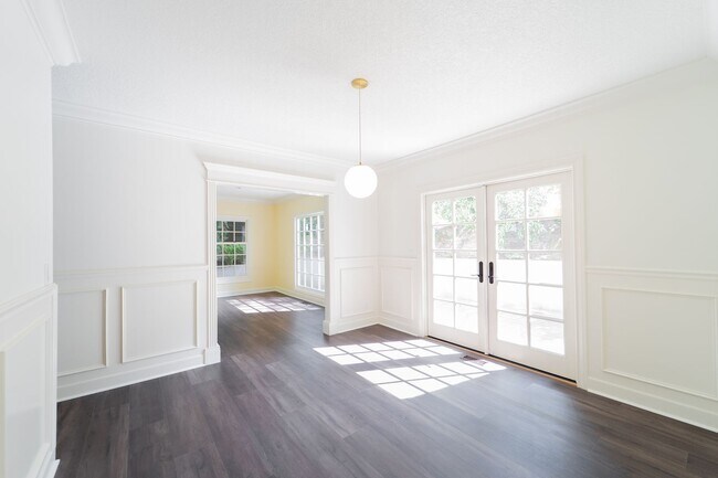 Building Photo - Experience the Charm of a Portland Heights...