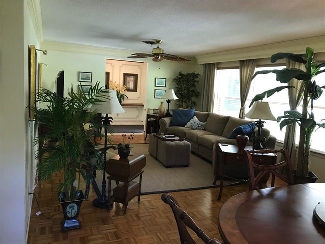 Foto del edificio - 635 Gardenia Ln