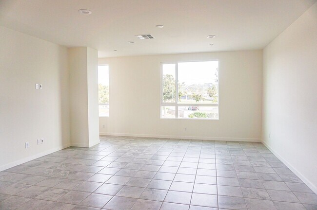 Foto del edificio - Beautiful 4 bed/3.5 bath Orange Home