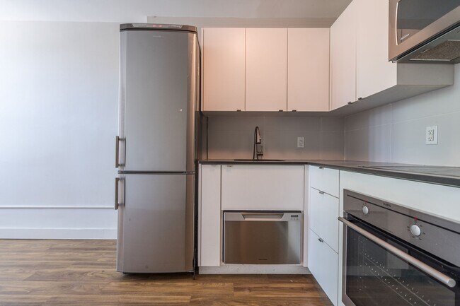 Building Photo - 798 Richmond Street West