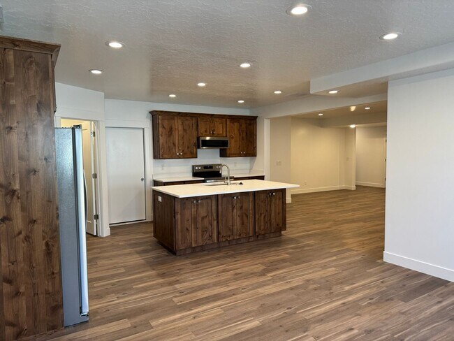 Building Photo - 3 Bedroom 2 Bathroom -Basement Apartment-Saddlebrook Dr. Santaquin