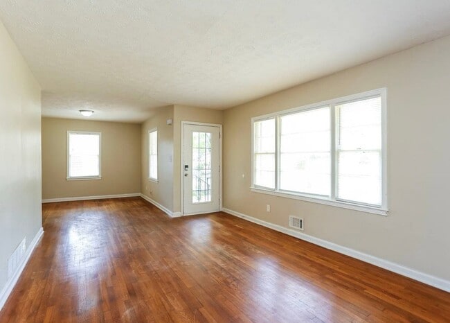 Foto del edificio - 2121 Cherry Ln