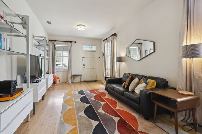 Foto del edificio - Fabulous Single Fam Uptown Home 3BD/2BA with great yard. AVAILABLE 06/01