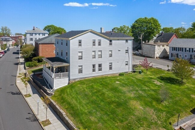 Foto del edificio - 42 Railroad Ave