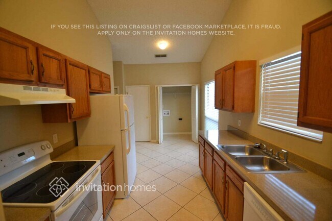 Building Photo - 3862 English Colony Dr N
