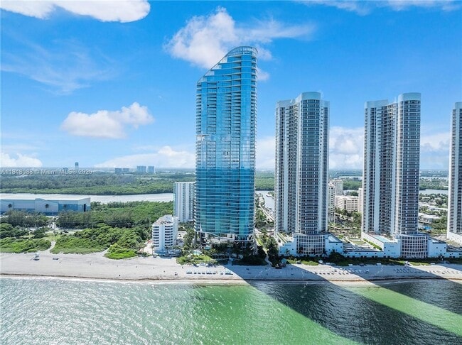 Foto del edificio - 15701 Collins Ave