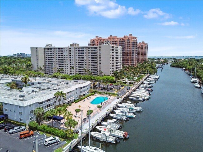 Foto del edificio - 100 Edgewater Dr